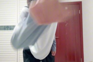 現(xiàn)在高中女足都玩得這么花啊，小女孩拿著皮鞭是準備干啥