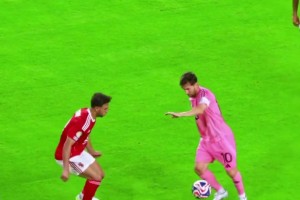 一個37歲老頭的靈魂舞步！高清慢放梅西過人