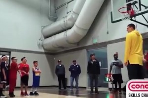 孩子們：2米1的中鋒扣不了籃，這人會(huì)打籃球？