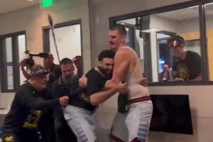 這是兩年前的今天，約基奇跳進(jìn)泳池！