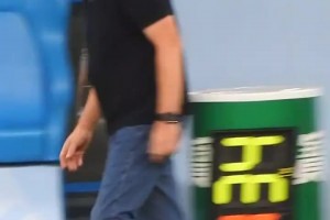 有點(diǎn)無奈！申花比分落后時(shí)，斯盧茨基在場邊踱來踱去