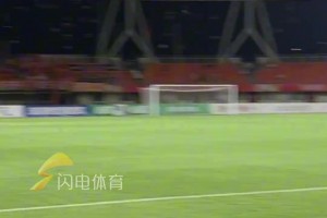 山東泰山B隊(duì)主場(chǎng)2-2蘭州，賽后于遠(yuǎn)偉與泰山隊(duì)弟子握手問(wèn)候