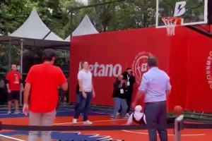 字母哥狠狠的摔在地， 雄鹿管理層虎軀一震