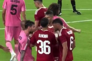 激怒梅老板！現(xiàn)場實拍：梅西和開羅國民球員頂牛