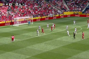 兩位數(shù)??！穆勒中路無(wú)人盯防起腳墊射破門(mén)，拜仁10-0奧克蘭城！