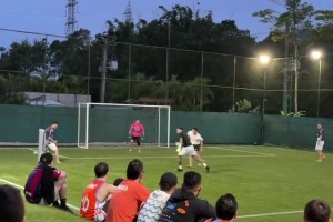 咋都光腳踢？內馬爾現身野球場踢球，竟然帶著門將手套一條龍??！