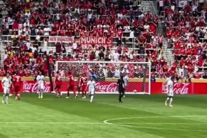 太無(wú)聊了拜仁10:0奧克蘭城，諾伊爾在中圈和后場(chǎng)活動(dòng)身體