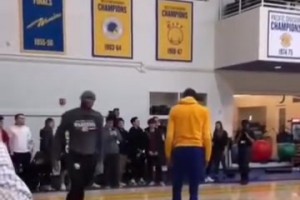 宇宙勇到底有多恐怖？考辛斯單挑扣翻杜蘭特，KD躺在地上笑！