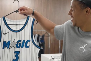 這么快就報(bào)到啦！貝恩接過(guò)魔術(shù)3號(hào)：這絕對(duì)是我穿過(guò)的最硬的球衣