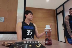 展現(xiàn)適應(yīng)能力！楊瀚森與同級新秀交流，英語進(jìn)步神速溝通流暢~