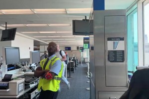 2米以上高個是如何坐飛機(jī)的？看楊瀚森登機(jī)秒變“折疊模式”