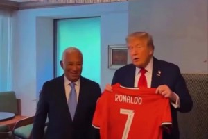 C羅送特朗普簽名球衣！球衣由歐洲理事會(huì)主席轉(zhuǎn)交給特朗普