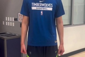 森林狼試訓(xùn)楊瀚森，但是給小楊的訓(xùn)練T恤是不是小了一號？