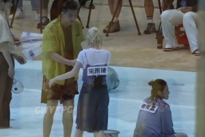 一點(diǎn)不手軟！郭艾倫參加綜藝 一桶水直接澆到了女星宋雨琦頭上~