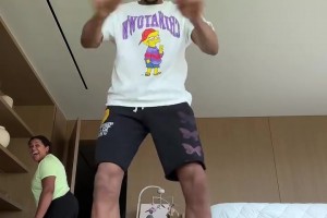 字母哥曬在家逗比自拍 網(wǎng)友發(fā)現(xiàn)盲點(diǎn)：扁平足？？