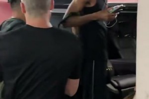 “高僧”文班抵達北京 球迷們大喊“go spurs go”