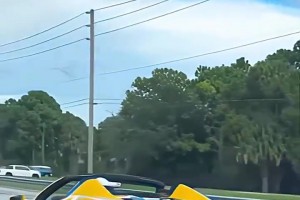 太拉風(fēng)了！網(wǎng)友偶遇喬丹開著黃色法拉利，嘴上還叼著雪茄