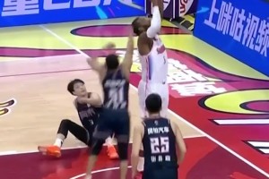 6連搶！0命中！門羅籃下上演“人類迷惑進(jìn)攻”冷笑收?qǐng)? >
                                        </div>
                                    </div>
                                                                        <div   id=