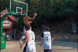 我?guī)煹艽騈BA的！文班在少林寺時和師兄們打球 各種空接暴扣啊