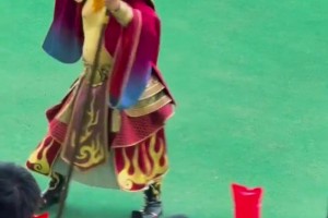 蘇超再現(xiàn)顯眼包！別人家啦啦隊(duì)：足球?qū)氊?！淮安啦啦?duì)：西游團(tuán)建