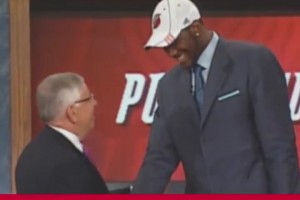 楊毅：奧登來中國 醫(yī)生檢查發(fā)現(xiàn)左右腿差3公分 但開拓者沒看出來