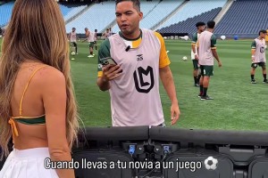 這衣服絕了~踢球時(shí)有個(gè)火辣女友查聊天記錄也是無奈