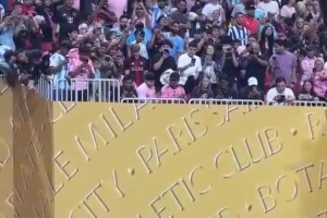 全場(chǎng)焦點(diǎn)！梅西主罰角球球迷紛紛起立拍攝！