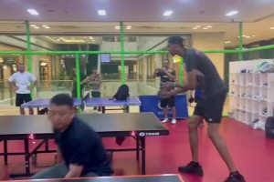 第一高僧打乒乓！文班的膝蓋和球桌一樣高太離譜了