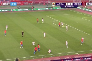 暴脾氣?。№f世豪一腳解圍踢到澤卡身上，雙方爆發(fā)沖突