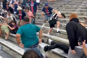 都是狠人！博塔弗戈和大巴黎兩隊的球迷在看臺上互毆