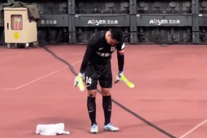 賽后王大雷越過(guò)廣告牌獨(dú)自謝場(chǎng)后返回