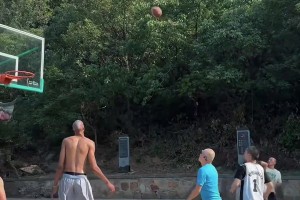 文班也是好起來了，打上水泥地了哈哈哈哈