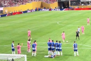 罰任意球前球迷高呼梅西名字！梅西也以直接任意球破門回應(yīng)他們！