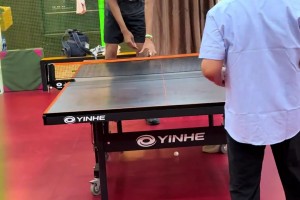 有點天賦的！文班亞馬打乒乓球 這一招一式看著相當(dāng)專業(yè)啊~