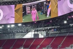 獨(dú)一檔的號(hào)召力！梅西踏入球場(chǎng)，整個(gè)球場(chǎng)瞬間沸騰