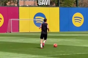 天氣真好?。〈饲鞍退_隊(duì)內(nèi)的停高空球挑戰(zhàn)！萊萬(wàn)真瀟灑啊！