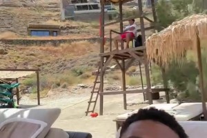 字母哥在希臘玩得不亦樂乎！配文：Nothing better than Greece！