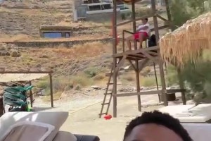 夫妻齊心，四百多斤？字母哥和字母夫人一起在海灘上度假