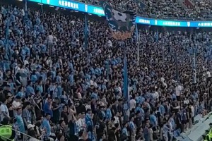 不愧魔鬼主場(chǎng)，實(shí)拍：梭魚灣大連球迷氣場(chǎng)強(qiáng)力壓制遠(yuǎn)征國安球迷