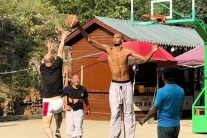 這也太離譜了！球迷奮力起跳投籃，文班亞馬踮起腳尖輕松單手抓帽