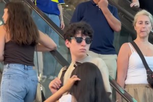 國外也擺拍路人拍到金發(fā)的博卡女球迷一臉高冷