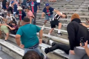 巴黎場內(nèi)場外打不過博塔弗戈啊，看臺上巴黎球迷被揍得有點慘