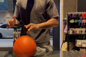 你弟新賽季去哪？字母哥哥這個單手指運(yùn)球真騷啊