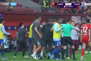 于漢超暴怒！上海德比場(chǎng)邊替補(bǔ)席爆發(fā)沖突