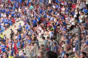 現(xiàn)場(chǎng)申花球迷高唱：足協(xié)站在你的身后，XX伴你左右！