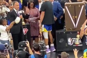 一晃三年了！22年是一個(gè)屬于勇士的夏天！回顧庫里領(lǐng)取FMVP獎(jiǎng)杯！