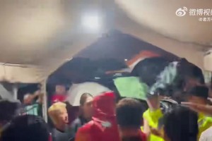 上海德比散場(chǎng)后落單的申花球迷遭到海港球迷圍攻