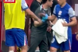 于漢超替補(bǔ)上場(chǎng)又傷退，大腿后側(cè)緊急敷上冰塊