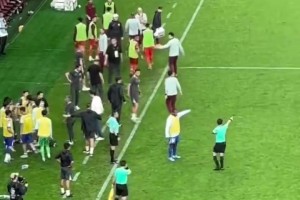 現(xiàn)場(chǎng)實(shí)拍于漢超和李帥發(fā)生口角！球迷高喊：李帥SB！