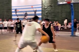 奈何手感不好 瘋狂打鐵！賀天舉野球場和球迷切磋球技~